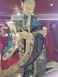 Een uitzonderlijk groot paar Chinese met zijde geborduurde panelen met onsterfelijken op rode fondkleur, 19de eeuw