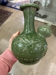 Een Chinese celadon kendi met onderglazuur decor van vissen, 19de eeuw