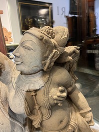 Een fijne grote Indische zandstenen groep met een Mithuna koppel, wellicht Madhya Pradesh, Chandela periode, 10de/12de eeuw