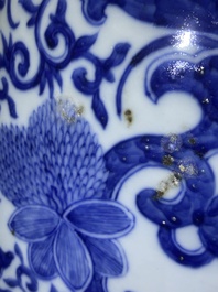 A pair of Chinese famille rose vases and a tall blue and white vase, 19th/20th C.