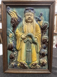 Een Chinese fahua-geglazuurde plaquette met de onsterfelijke Lu Dongbin, 17de/18de eeuw