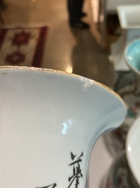 Een paar Chinese famille rose vazen met dames in een tuin, 19de/20ste eeuw