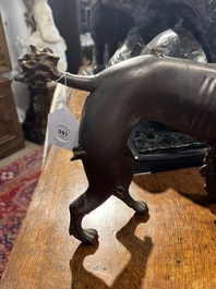 Een paar houten sculpturen van poedels en een leeuw, mogelijk Engeland, 18de/19de eeuw