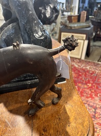 Een paar houten sculpturen van poedels en een leeuw, mogelijk Engeland, 18de/19de eeuw