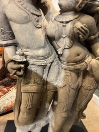 Een fijne grote Indische zandstenen groep met een Mithuna koppel, wellicht Madhya Pradesh, Chandela periode, 10de/12de eeuw