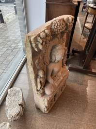 Een fraaie Indische zandstenen stele met Boeddha Shakyamuni, wellicht Sarnath regio, late Gupta periode, 5de/6de eeuw