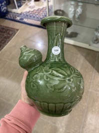 Een Chinese celadon kendi met onderglazuur decor van vissen, 19de eeuw