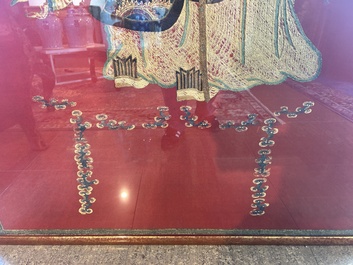 Een uitzonderlijk groot paar Chinese met zijde geborduurde panelen met onsterfelijken op rode fondkleur, 19de eeuw