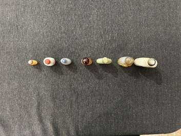 Veertien Chinese hardstenen snuifflessen, 19de/20ste eeuw