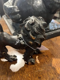 Een paar houten sculpturen van poedels en een leeuw, mogelijk Engeland, 18de/19de eeuw