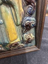 Een Chinese fahua-geglazuurde plaquette met de onsterfelijke Lu Dongbin, 17de/18de eeuw