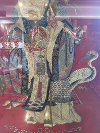 Een uitzonderlijk groot paar Chinese met zijde geborduurde panelen met onsterfelijken op rode fondkleur, 19de eeuw