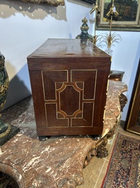 Een Antwerps tafelkabinet met schildpad- en palissanderfineer, ge&euml;boniseerd hout en inlegwerk van been, 17de eeuw