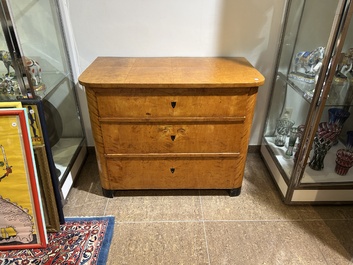 Een Biedermeier commode in dennenhout met fineer afgewerkt met schellak, 19de eeuw