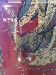 Een uitzonderlijk groot paar Chinese met zijde geborduurde panelen met onsterfelijken op rode fondkleur, 19de eeuw