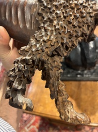 Een paar houten sculpturen van poedels en een leeuw, mogelijk Engeland, 18de/19de eeuw