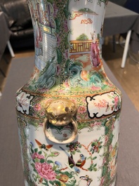 Een Chinese Kanton famille rose vaas, 19de eeuw