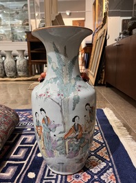 Een Chinese qianjiang cai vaas met dames en kinderen in een paleistuin, 19de eeuw