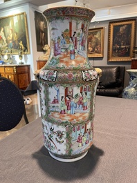 Een Chinese Kanton famille rose vaas, 19de eeuw