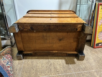 Een Biedermeier commode in dennenhout met fineer afgewerkt met schellak, 19de eeuw