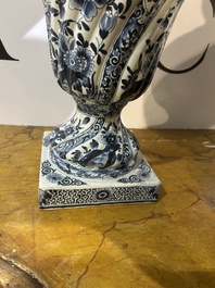 Een paar imposante getorste blauw-witte Delftse dekselvazen, 19de eeuw