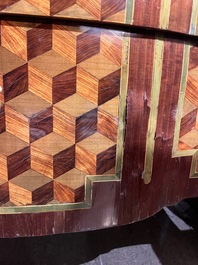 Een Franse parqueterie commode met verguld bronzen monturen en grijs marmeren bovenblad, 18de eeuw