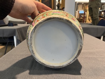Een Chinese Kanton famille rose vaas, 19de eeuw