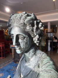 Eug&egrave;ne Louis Lequesne (1815-1887): Twee grote gepatineerd bronzen tuinbeelden van vrouwen naar de Antieken, gieterijstempel Durenne, Parijs, 19de eeuw