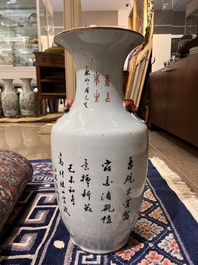 Een Chinese qianjiang cai vaas met dames en kinderen in een paleistuin, 19de eeuw