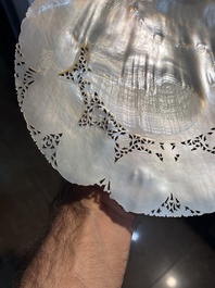 Een fraai gestoken parelmoeren schelp met sc&egrave;nes uit het leven van Christus, Jerusalem, 19de eeuw