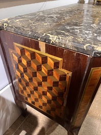 Een Franse parqueterie commode met verguld bronzen monturen en grijs marmeren bovenblad, 18de eeuw