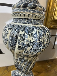 Een paar imposante getorste blauw-witte Delftse dekselvazen, 19de eeuw