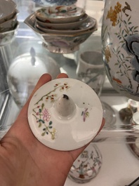 Een diverse collectie Chinees famille rose en qianjiang cai porselein, 19de/20ste eeuw