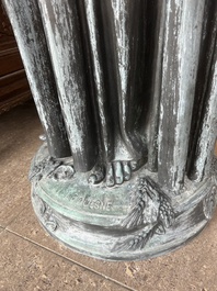 Eug&egrave;ne Louis Lequesne (1815-1887): Twee grote gepatineerd bronzen tuinbeelden van vrouwen naar de Antieken, gieterijstempel Durenne, Parijs, 19de eeuw