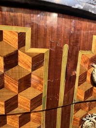 Een Franse parqueterie commode met verguld bronzen monturen en grijs marmeren bovenblad, 18de eeuw