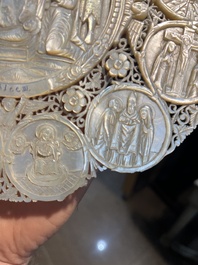 Een fraai gestoken parelmoeren schelp met sc&egrave;nes uit het leven van Christus, Jerusalem, 19de eeuw