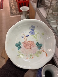 Een diverse collectie Chinees famille rose en qianjiang cai porselein, 19de/20ste eeuw