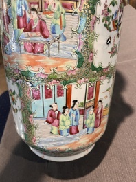 Een Chinese Kanton famille rose vaas, 19de eeuw
