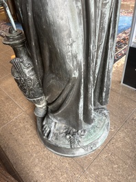Eug&egrave;ne Louis Lequesne (1815-1887): Twee grote gepatineerd bronzen tuinbeelden van vrouwen naar de Antieken, gieterijstempel Durenne, Parijs, 19de eeuw