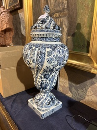 Een paar imposante getorste blauw-witte Delftse dekselvazen, 19de eeuw