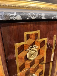Een Franse parqueterie commode met verguld bronzen monturen en grijs marmeren bovenblad, 18de eeuw