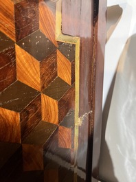 Een Franse parqueterie commode met verguld bronzen monturen en grijs marmeren bovenblad, 18de eeuw