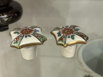 Een paar Franse Samson famille verte-stijl parfumflacons met geanimeerde sc&egrave;nes en floraal decor, Parijs, 19de eeuw