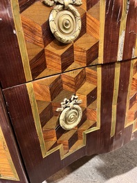 Een Franse parqueterie commode met verguld bronzen monturen en grijs marmeren bovenblad, 18de eeuw