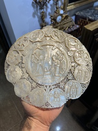 Een fraai gestoken parelmoeren schelp met sc&egrave;nes uit het leven van Christus, Jerusalem, 19de eeuw