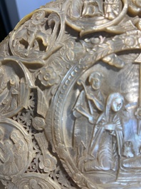Een fraai gestoken parelmoeren schelp met sc&egrave;nes uit het leven van Christus, Jerusalem, 19de eeuw