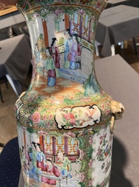 Een Chinese Kanton famille rose vaas, 19de eeuw