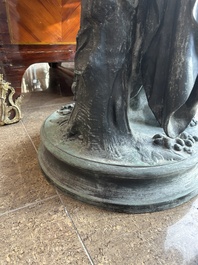 Eug&egrave;ne Louis Lequesne (1815-1887): Twee grote gepatineerd bronzen tuinbeelden van vrouwen naar de Antieken, gieterijstempel Durenne, Parijs, 19de eeuw