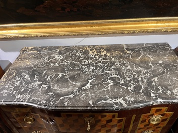 Een Franse parqueterie commode met verguld bronzen monturen en grijs marmeren bovenblad, 18de eeuw