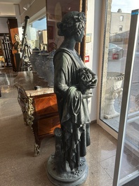 Eug&egrave;ne Louis Lequesne (1815-1887): Twee grote gepatineerd bronzen tuinbeelden van vrouwen naar de Antieken, gieterijstempel Durenne, Parijs, 19de eeuw